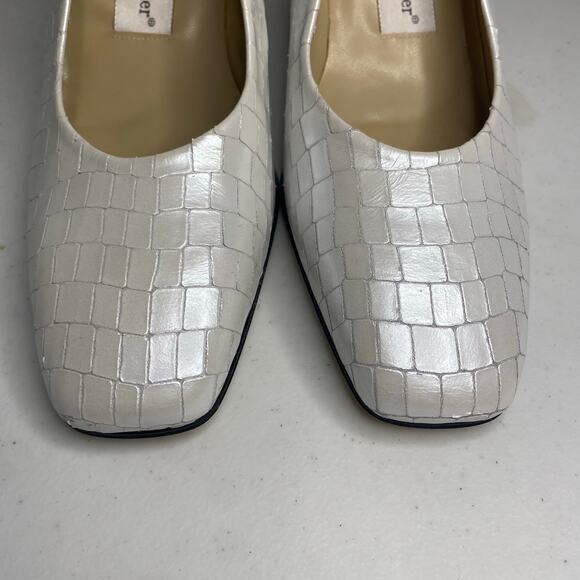 Etienne Aigner Valencia Leather White Shiny Closed Toe Heels Classic Size 8 - Picture 4 of 16